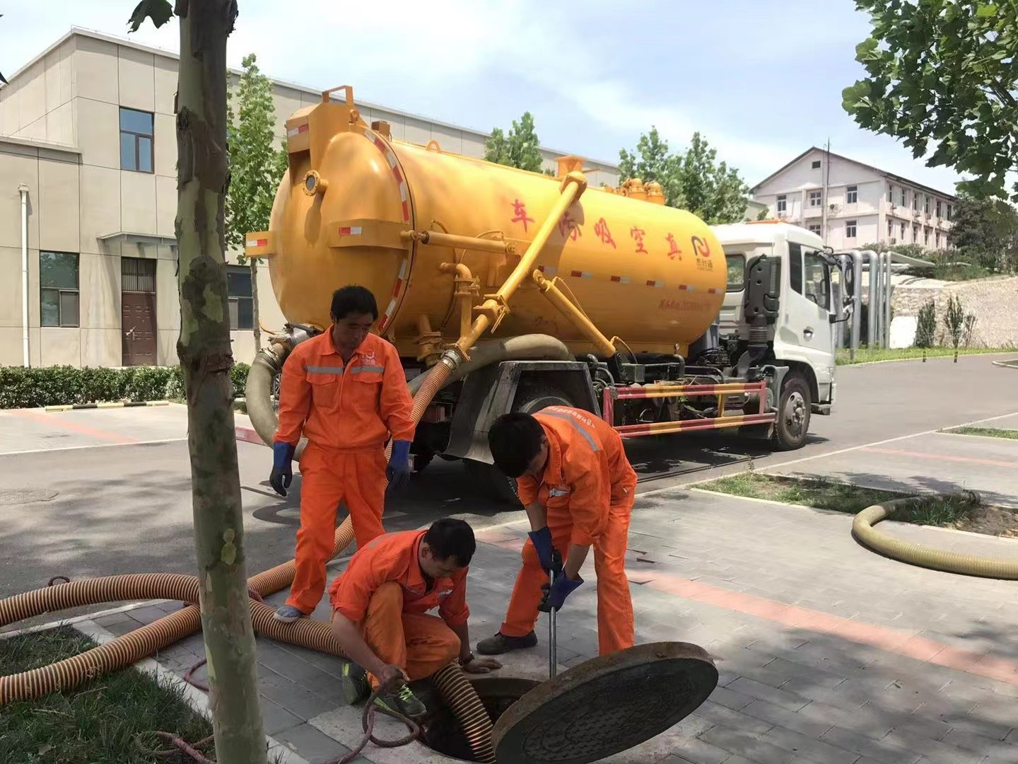 红寺堡管道疏通车停在窨井附近