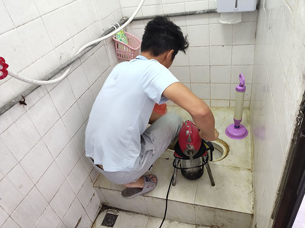红寺堡管道堵塞冒臭气 专业师傅现场解决问题