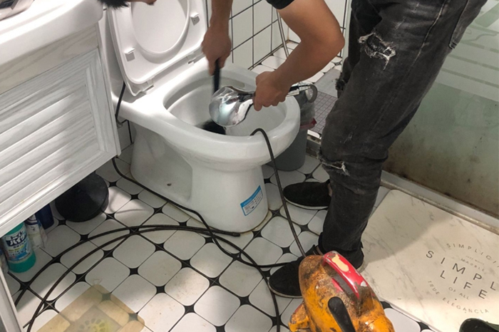 红寺堡马桶堵塞自己疏通还是找师傅?专业上门服务让你省时更省心